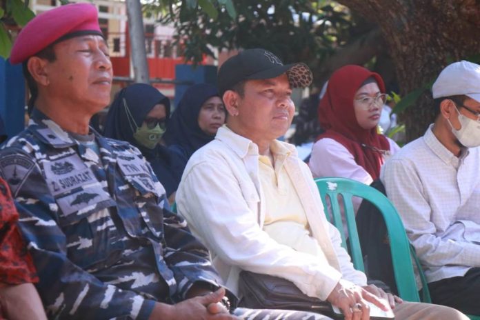 Dekan FKM Unhas Prof Sukri dan Mayor Marinir Zazad Sudrazat Serahkan Sembako dan Pohon Kelor untuk Masyarakat di Pulau Barrang Lompo