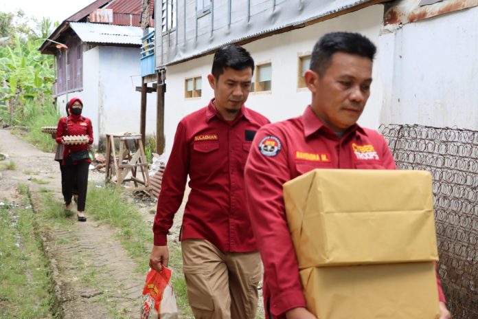 Pembagian paket bahan pokok makanan ini, dipimpin langsung oleh Kasubsi PIDM Sihumas Polres Bone Ipda Rayendra Muchtar dan didampingi oleh staf