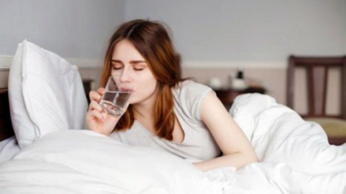 Sebaiknya Minum air putih Bila Bangun Tidur