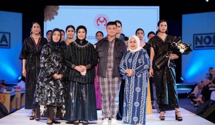 Kain Tenun Kajang dan Bira Tampil di Pekan Mode Nona Fashion Week dan Modern Women's Exhibition 2022
