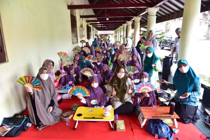 Sinergikan Program dengan Dinas Pariwisata Sulsel, PKK Gelar Membatik Goes to School di Benteng Rotterdam