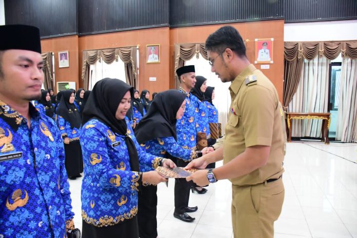 Bupati ASA Serahkan 211 SK Pengangkatan PPPK Tahap II Formasi 2021