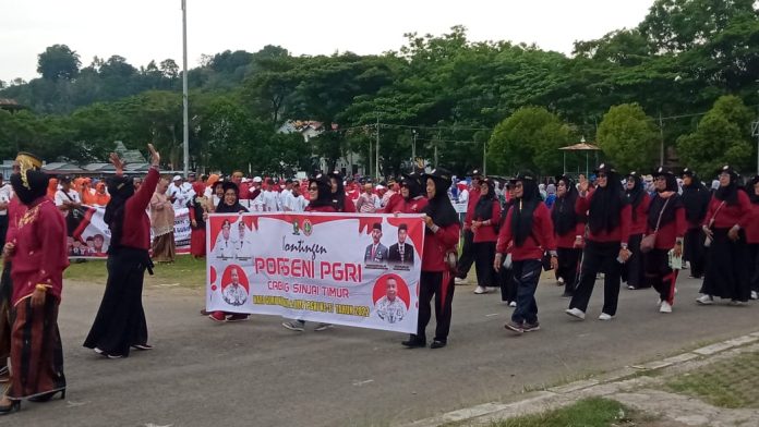 350 Guru Anggota PGRI Cabang Sinjai Timur Ramaikan Pembukaan Porseni HUT PGRI ke-77