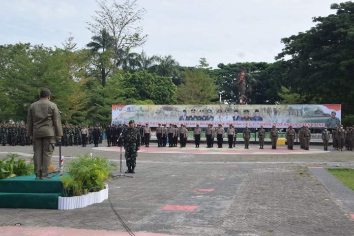 Pemerintah Kabupaten Bone menggelar Apel Gelar Pasukan dalam rangka pengamanan Pilkades serentak, Senin (21/11/2022).