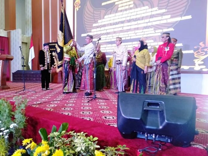 Ketua Umum DPP FSKN Brigjen Pol DR Andi Agus Mapparess Karaeng Turikale Maros, melantik dan mengukuhkan Pengurus DPD FSKN Sulawesi Selatan, dengan penyerahan bendera Keraton dari Pengurus Lama ke Pengurus Baru. [Foto: Istimewa]