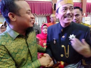 Gubernur Sulsel Andi Sudirman Sulaeman (kiri) berbincang – bincang dengan Ketua Umum IKAJOSS Ir Muhammad Hasyir Thaha Dg Bali. [Foto: Istimewa]