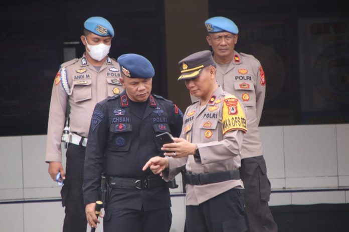 Wakapolres Bone Kompol Eddy Sumantri yang bertindak selaku Pembina Apel