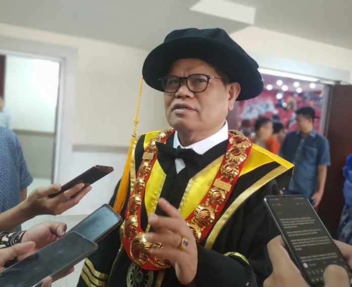 Kukuhkan Profesor Bidang Fisika dan Kimia, Rektor UNM Dorong Akselerasi Pembelajaran Baru