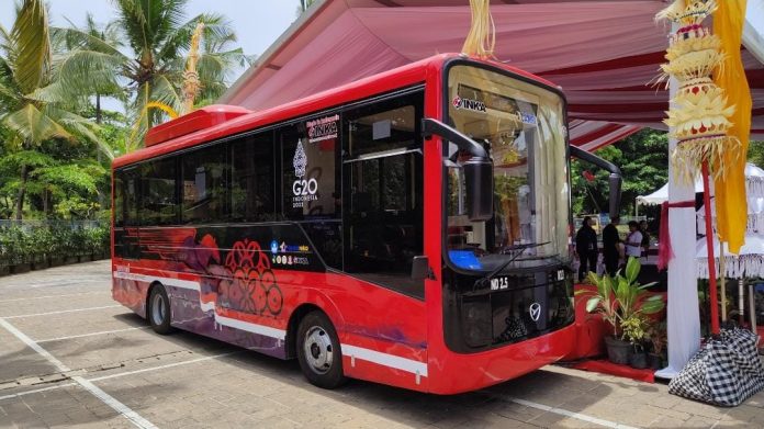 Mendikbudristek dan Menhub meluncurkan Bus Listrik Merah Putih di Bali, salah satu dari pemanfaatan platform Kedaireka.