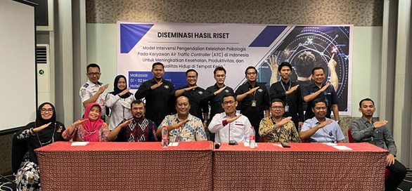 Tim RISPRO LPDP K3 FKM Unhas, Ketua LPPM Unhas, GM Airnav, Otband Wilayah V Makassar, ATC dan Peserta Diseminasi Hasil Riset Berfoto dengan Gaya “Salam Aviasi”