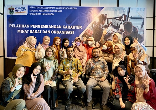 Peserta Pelatihan Karakter Minat dan Bakat dan Organisasi bersama Wakil Dekan I Bidang Akademik dan Kemahasiswaan dan Dosen K3 FKM Unhas.[Foto: FKM Unhas]