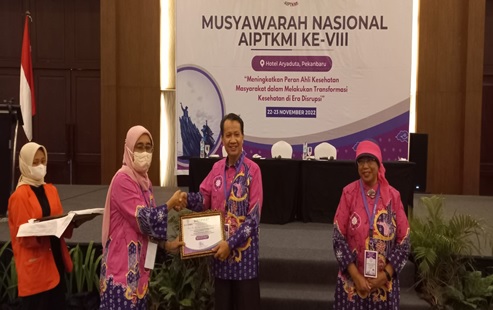 Dosen Senior FKM Unhas Menerima Life Time Achievement Award pada Kegiatan Munas AIPTKMI