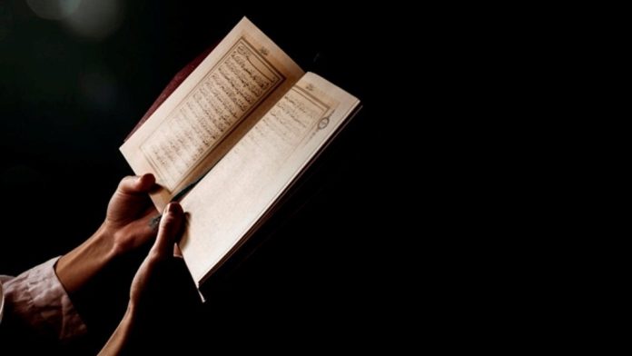 Bolehkah Mengeraskan Membaca Al-Qur'an Ketika Ada Yang Sholat ?