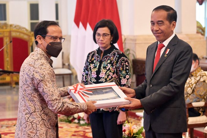 Presiden Jokowi didampingi Menkeu Sri Mulyani menyerahkan DIPA Kemendikbudristek Tahun Anggaran 2023 kepada Mendikbudristek Nadiem Makarim di Istana Negara, Jakarta, Kamis (1/12). (Foto: Humas Setkab/Rahmat)