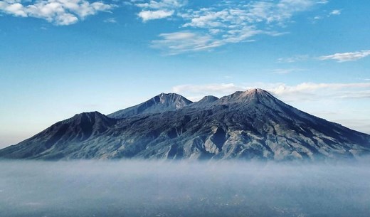 Daftar Nama-Nama Gunung Di Indonesia Lengkap penjelasannya, Gunung adalah sebuah bentuk tanah yang menonjol di atas wilayah sekitarnya.