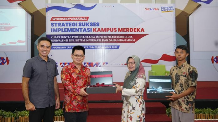 Penyerahan Hadiah Laptop oleh Wikan Sakarinto saat Seminar, kepada Pemenang Kompetisi SEVIMA