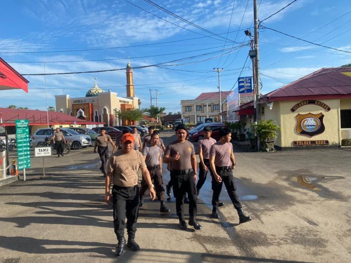 Kasat Samapta Polres Bone Akp Irwandi mempimpin anggota melaksanakan apel pagi, Rabu (30/11/2022).