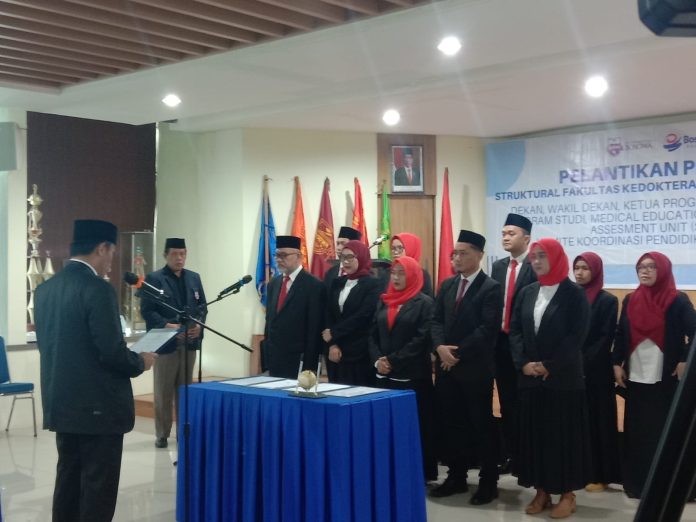 Dr dr Bachtiar Baso resmi dilantik jadi Dekan Fakultas Kedokteran Universitas Bosowa bersama 10 Pejabat Struktural lainnya. [Foto: Fajarpendidikan.co.id]