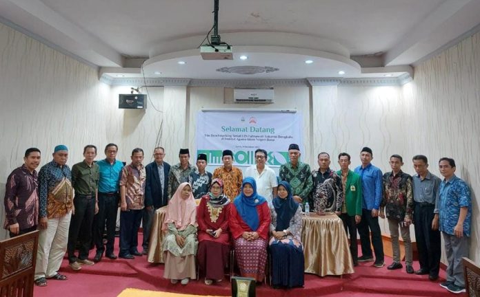 Senat IAIN Bone menerima kunjungan tim Benchmarking Senat UIN Fatmawati Soekarno Bengkulu di Ruang Rapat Senat IAIN Bone, Kamis (8/12/2022).