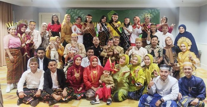 Pakaian Adat Sambut Anggota Baru IKA FKM Unpacti Makassar
