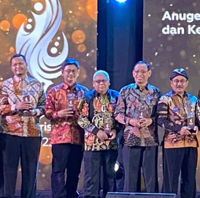 WR II Prof Karta Jayadi Terima Penghargaan SPADA di Anugerah Diktiristek