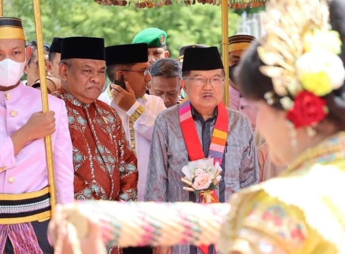 Kedatangan Wakil Presiden ke 10 dan 12 ini disambut langsung oleh Bupati Bone Andi Fahsar M Padjalangi bersama Wakapolres Bone Kompol Eddy Sumantri dan Forkopimda Bone di Rumah jabatan Bupati Bone.