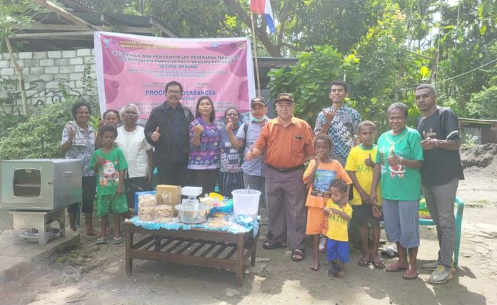 UNIPA dan UNM Berdayakan Masyarakat Papua Lewat Program Kosabangsa Pembuatan Kue dari Sagu