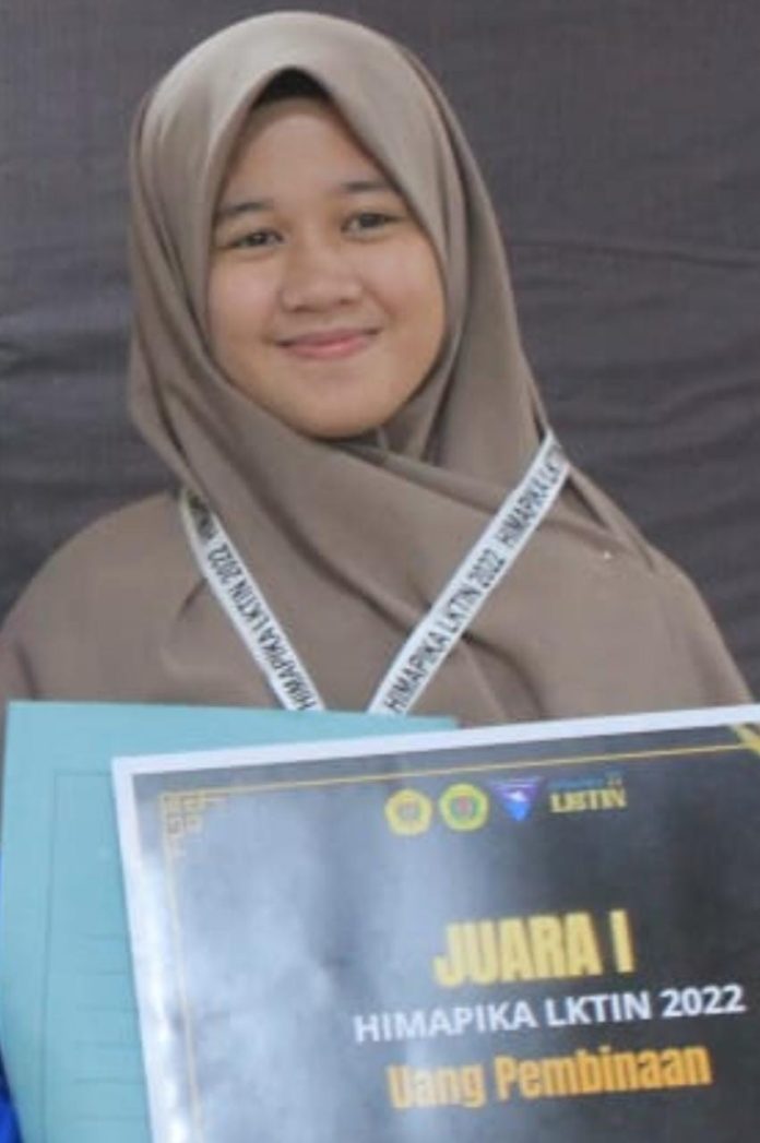 Sabriani Mahasiswa Komunikasi Unismuh Makassar Juara 1 Lomba Karya Tulis Ilmiah Nasional