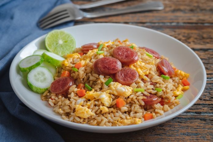 Resep Nasi Goreng Sosis Nikmat, Mantap Buat Bekal Sekolah Si Buah Hati