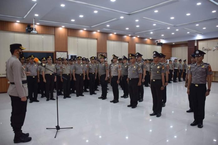 Upacara dipimpin langsung oleh Kepolres Bone AKBP Ardyansyah dan Komandan Upacara Kanit Patroli Satlantas Ipda Andi Syamsualama.