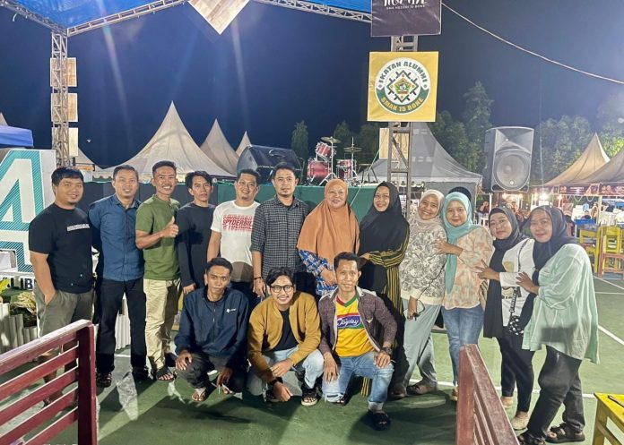 Sejumlah alumni SMAN 15 Bone foto bersama dengan guru.