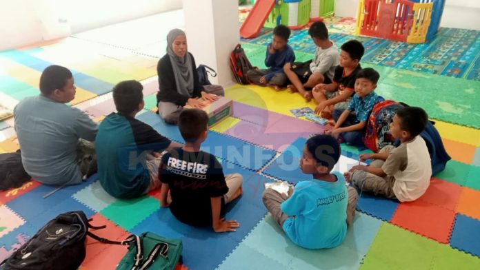 Serunya Murid SD di Lutim Ikut Englis Class yang Digelar Dinas Perpustakaan