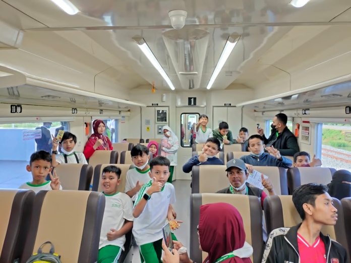 SD Islam Athirah 1 Makassar Adakan Kunjungan Ke Stasiun Kereta Api KLB Maros-Barru