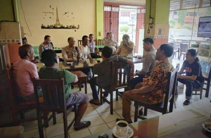 Wakapolres Bone Kompol Eddy Sumantri,S.Sos.,M.H., mendatangi masyarakat yang sedang beristirahat di salah satu warung kopi di Kota Watampone, Warkop Gemilang, Jalan Beringin Keluarahan Macanang Kecamatan Tanete Riattang Jum’at (6/1/2023).