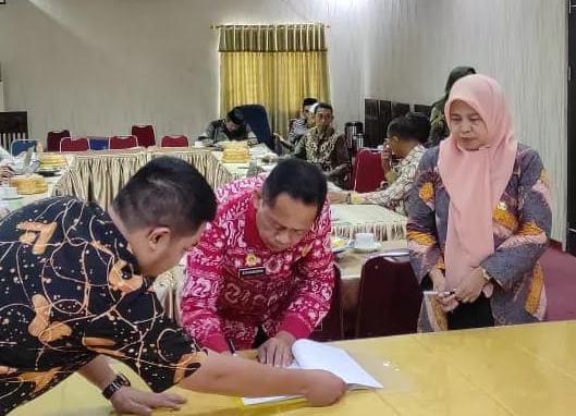 IAIN Bone melaksanakan kegiatan Penandatanganan dan Penyerahan anggaran DIPA Tahun 2023 di Aula Rektorat IAIN Bone Lantai 2, Rabu (11/01/2023).
