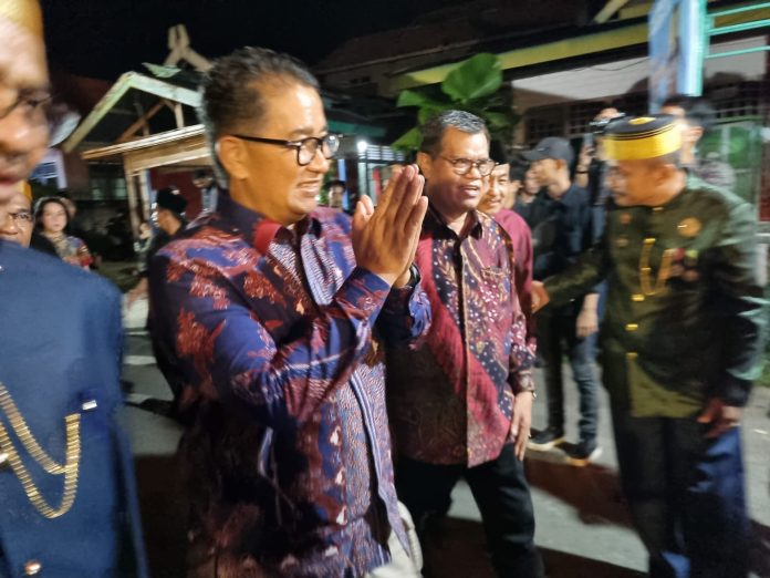 Rektor UNM Hadiri Hari Jadi Desa Batetangnga, Puji Pj Gubernur Sulbar di Hadapan Warga