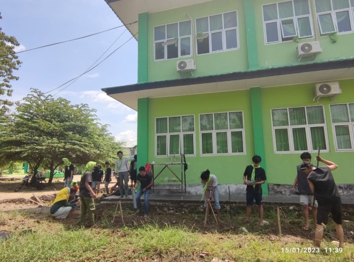 Mahasiswa Pecinta Alam Petta To Tenri Sompae (MAPPESOMPAE) IAIN BONE, melaksanakan kegiatan penanaman pipa lubang resapan biopori, Ahad (15/12/2023).