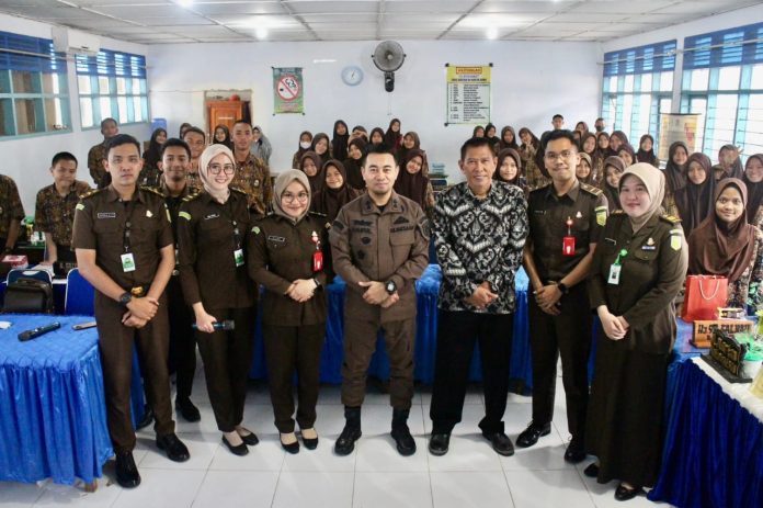 Seksi Intelijen Kejaksaan Negeri (Kejari) Bone melakukan penyuluhan hukum di SMA Negeri 2 Bone, Kamis (19/1/2023).