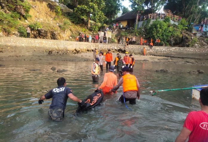 Jasad Afdal ditemukan terapung dengan kondisi tangan kanan tersangkut di tali pembudidaya rumput laut milik warga.