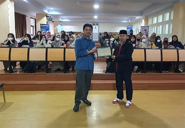 Asnawin Aminuddin (pakai kopiah) menerima sertifikat dari Ketua Panitia Pelatihan Jurnalistik dan Multimedia FKIK Unismuh Makassar, Dokter Dzar Fadli El Furqan, di Aula Gedung FKIK Unismuh Makassar, Minggu, 29 Januari 2023.
