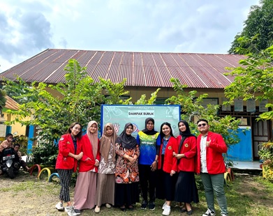 Mahasiswa Posko 36 PBL II FKM Unhas Pasang Papan Wicara Mengenai Bahaya Asap Rokok di Desa Parenreng