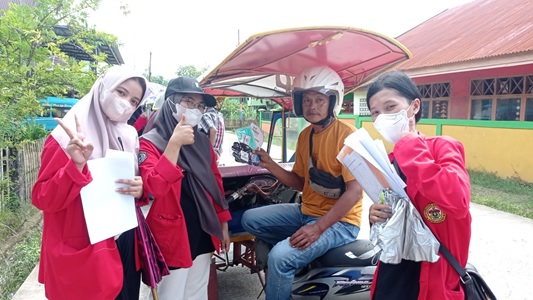 Cegah Kecelakaan, Mahasiswa PBL FKM Unhas Bagikan Buku Saku Keselamatan Berkendara