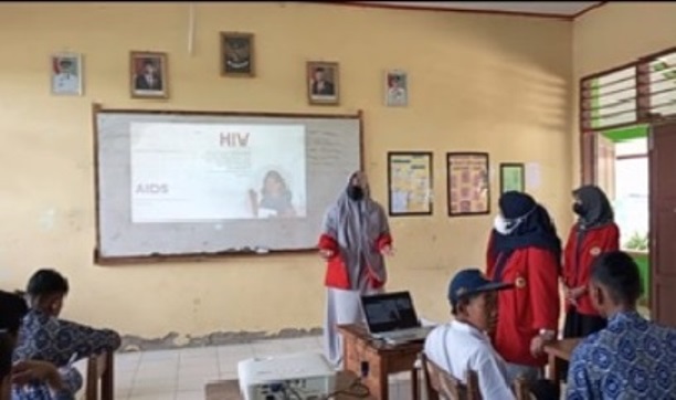 Edukasi terkait HIV/AIDS oleh Mahasiswa Posko 15 FKM UNHAS di SMPN 05 SATAP Bungoro Desa Bulu Cindea
