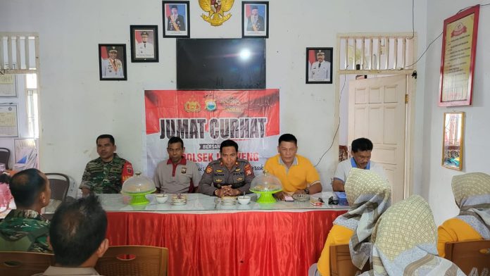 Kepolisian Sektor Ulaweng Polres Bone melaksanakan Jumat Curhat yang di Aula Kantor Desa Ulaweng Cinnong (Uci) Kecamatan Ulaweng, Jumat (10/2/2023).