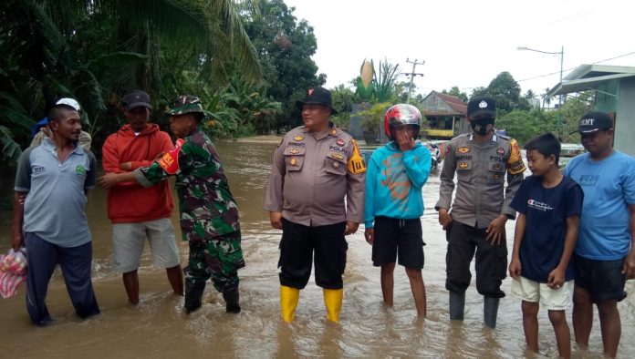 Kapolsek Sabbangparu Polres Wajo Turun Langsung Pantau Lokasi Banjir