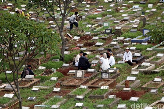 Bacaan Doa Ziarah Kubur dan Adab-Adabnya, Jangan Berdoa Pada Kuburan