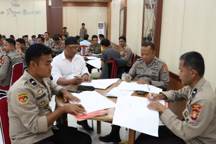 Tim Biro SDM Polda Sulsel melakukan tes psikologi terhadap ratusan personel Polres Bone di Mapolres Bone, Rabu (15/3/2023).