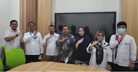 Perwakilan PT. Pelindo dan Departemen K3 FKM Unhas (dari kiri ke kanan)