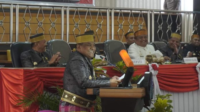 Bupati Fahsar saat Rapat Paripurna DPRD Bone dalam rangka puncak Peringatan HJB ke-693 tahun 2023 berlangsung di Ruang Rapat paripurna DPRD Bone, Jl Kompleks Stadion Lapatau, Kecamatan Tanete Riattang Barat, Kamis (6/4/2023).