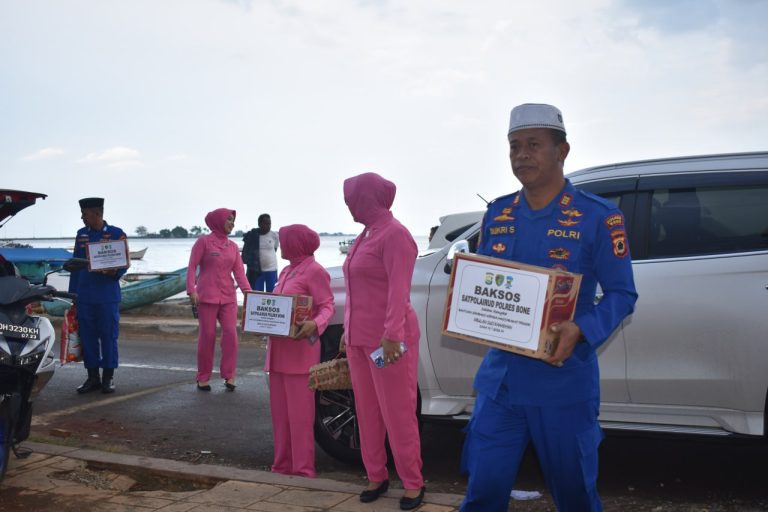 Raih Keberkahan Ramadan, Satpolairud Polres Bone Bantu Warga Pesisir